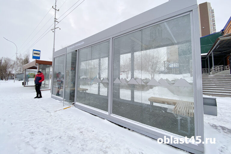 Разбитые остановки восстанавливают в Кургане