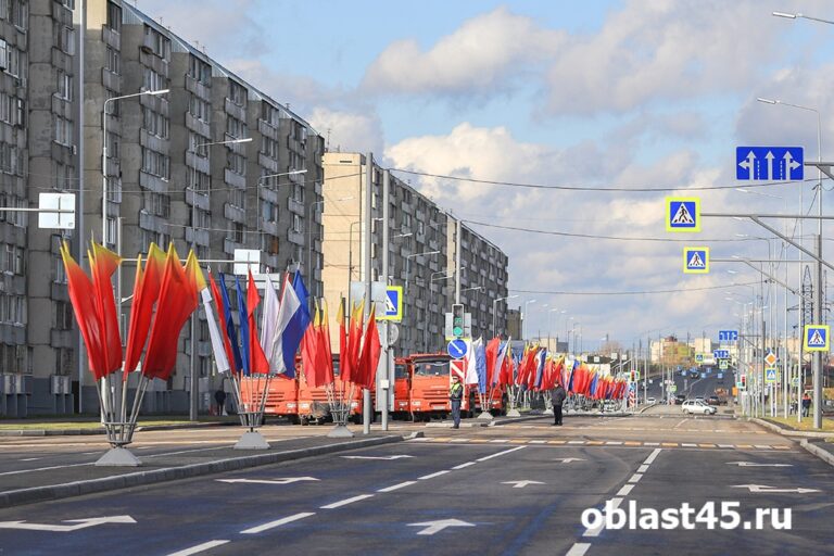 В Кургане наносят долговечную дорожную разметку