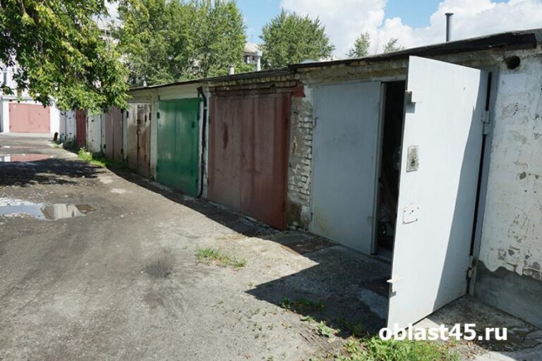 В Кургане юные художники дарят безликим стенам новую жизнь