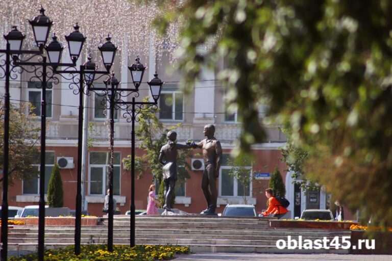 В Китае появилась скульптура «ничего не делающей» женщине